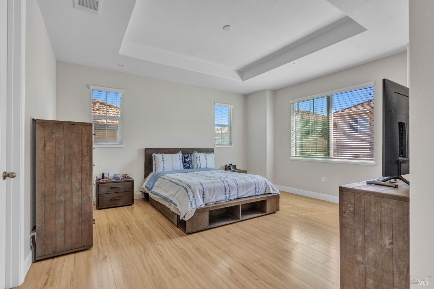 2861 Rio Seco Drive Bay Point, CA 94565 - Photo 24 of 45 Massive principal bedroom with lots of windows.