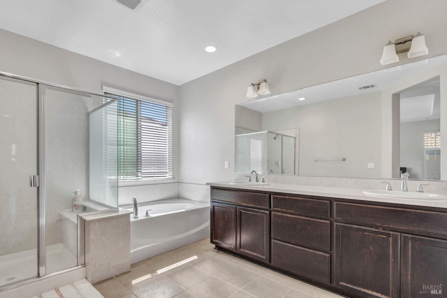2861 Rio Seco Drive Bay Point, CA 94565 - Photo 26 of 45 Principal bathroom with double sink.