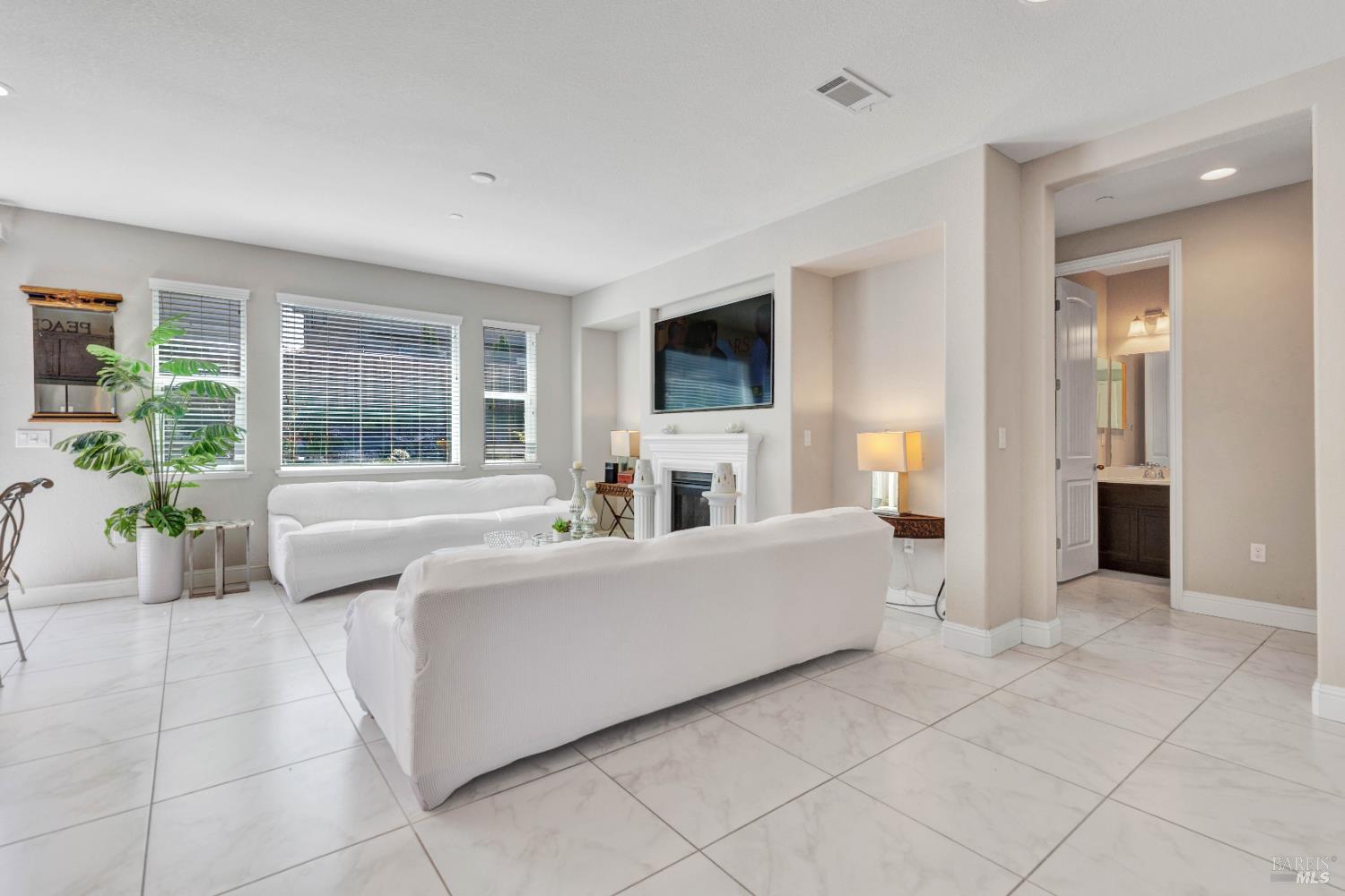 2861 Rio Seco Drive Bay Point, CA 94565 - Photo 7 of 45 Spacious Family Room with high ceilings.