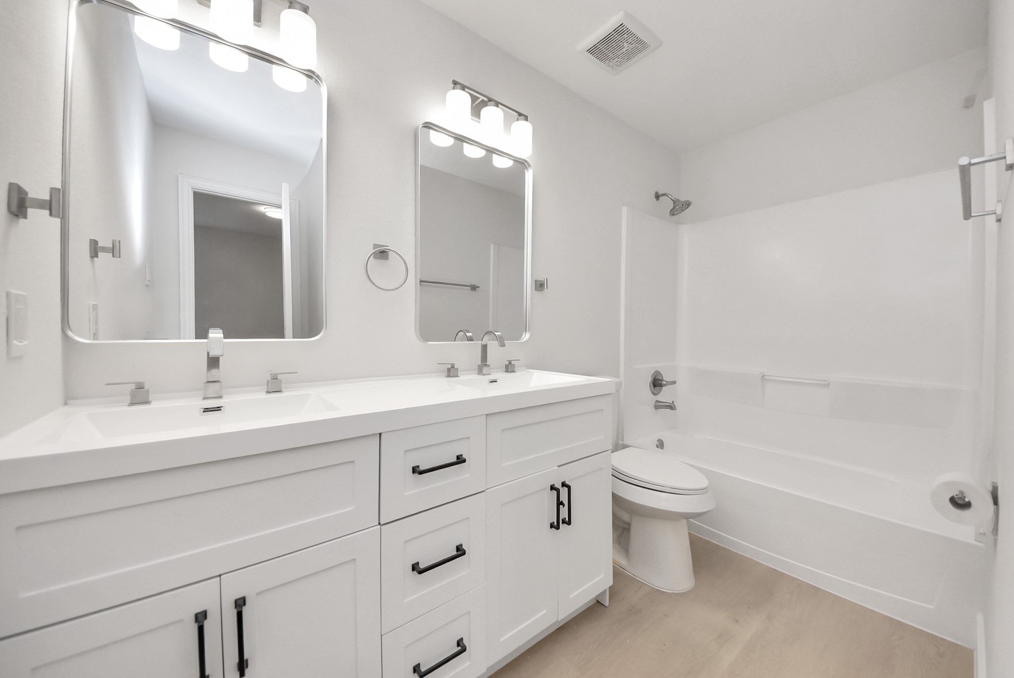 16124 Brettwood Lane Splendora, TX 77372 - Photo 19 of 40 a bathroom with a double vanity sink toilet mirror and bathtub