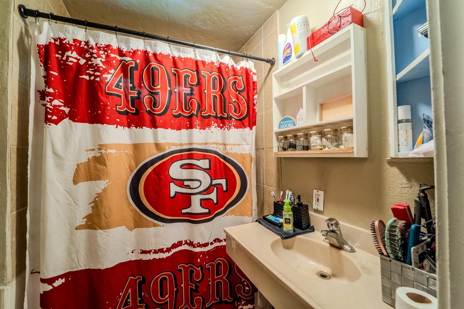 285 South Barrett Road Yuba City, CA 95991 - Photo 14 of 14 a bathroom with a sink and a mirror
