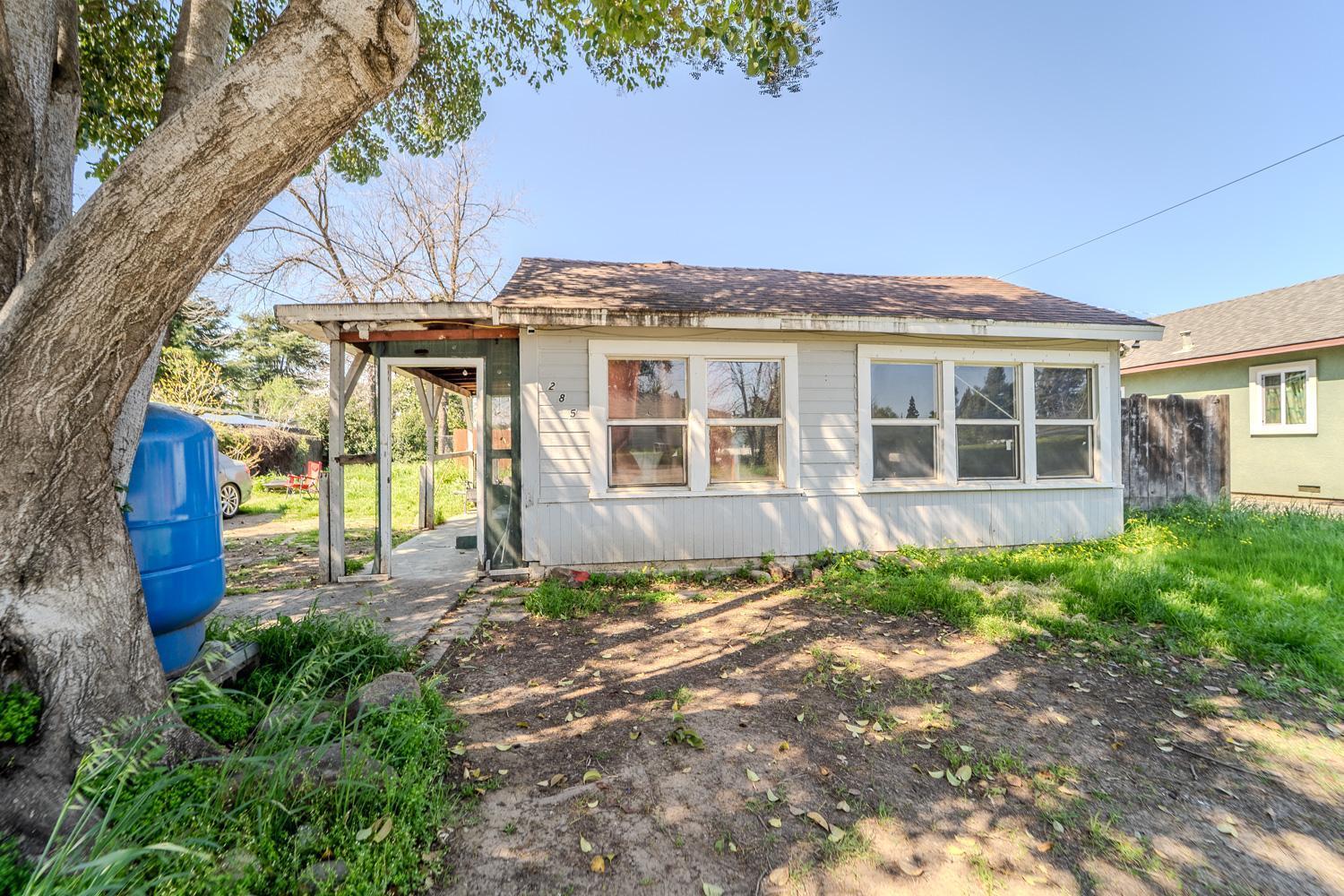 285 South Barrett Road Yuba City, CA 95991 - Photo 4 of 14 a view of a house with a garden