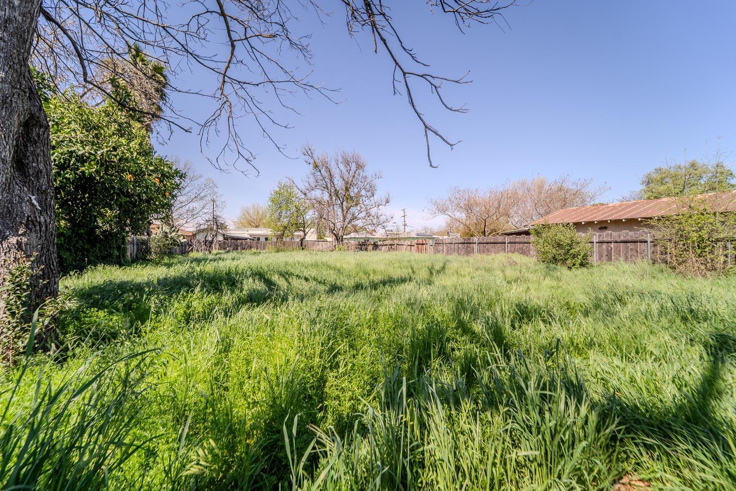 285 South Barrett Road Yuba City, CA 95991 - Photo 6 of 14 a view of a yard in front of a house