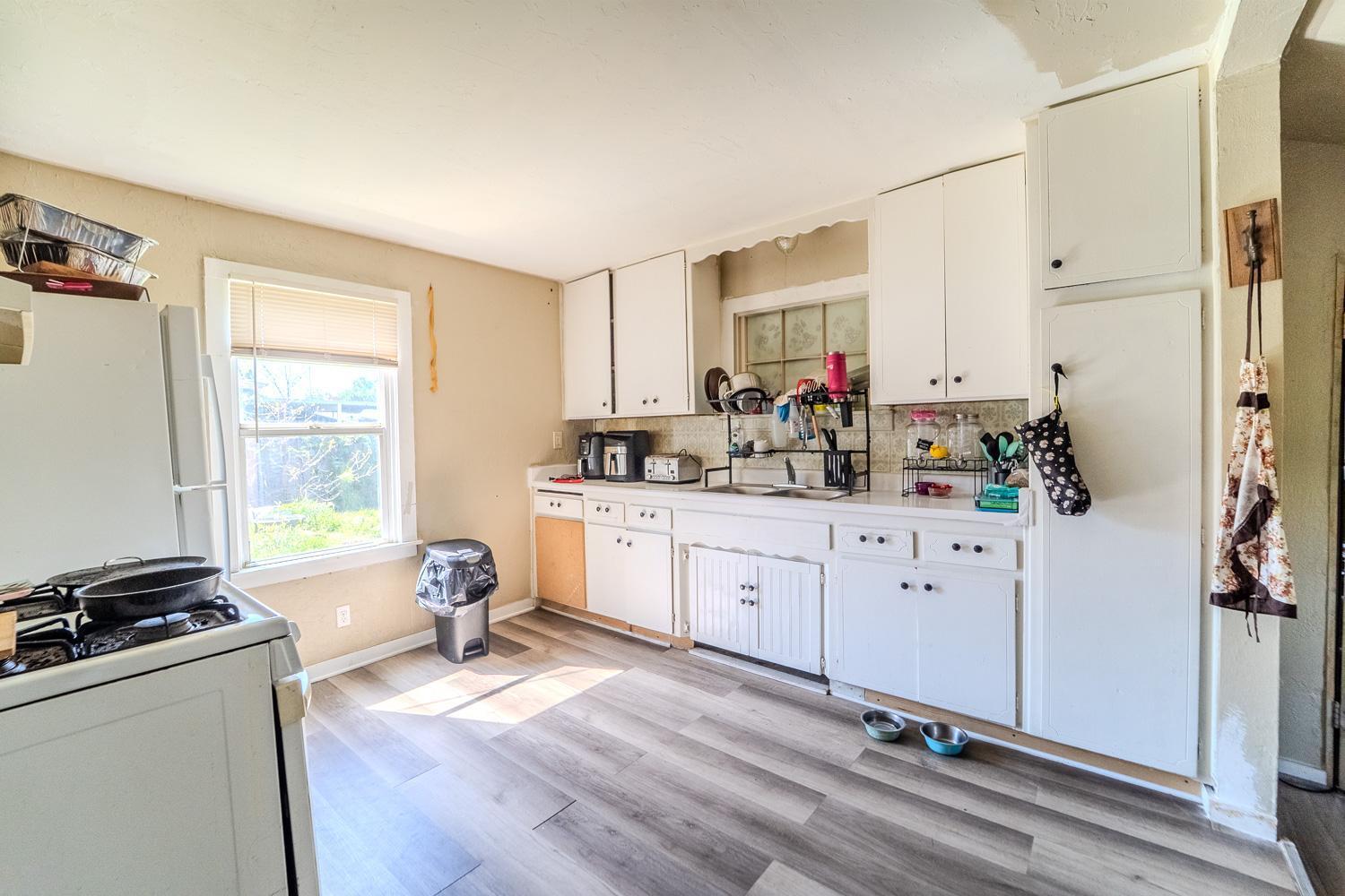 285 South Barrett Road Yuba City, CA 95991 - Photo 10 of 14 a kitchen with sink refrigerator and window