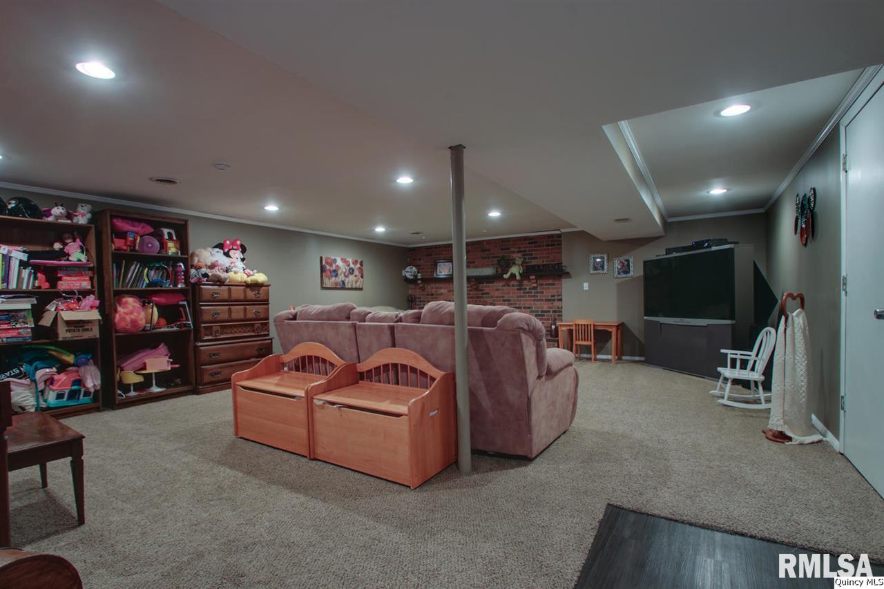 6712 White Oak Road Quincy, IL 62305 - Photo 6 of 15 Gallery Image 6