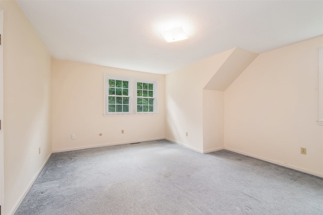 37 Litchfield Road Londonderry, NH 03053 - Photo 24 of 34