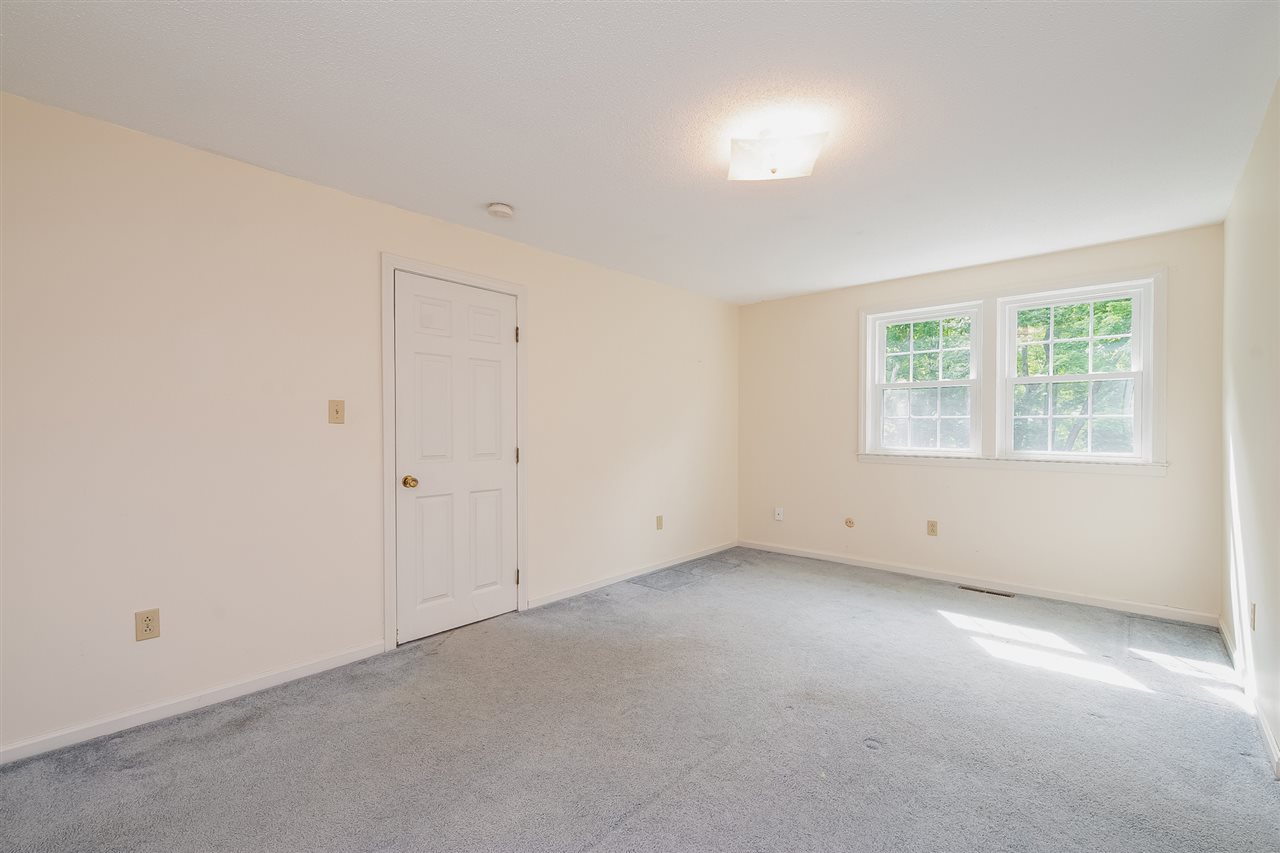 37 Litchfield Road Londonderry, NH 03053 - Photo 25 of 34