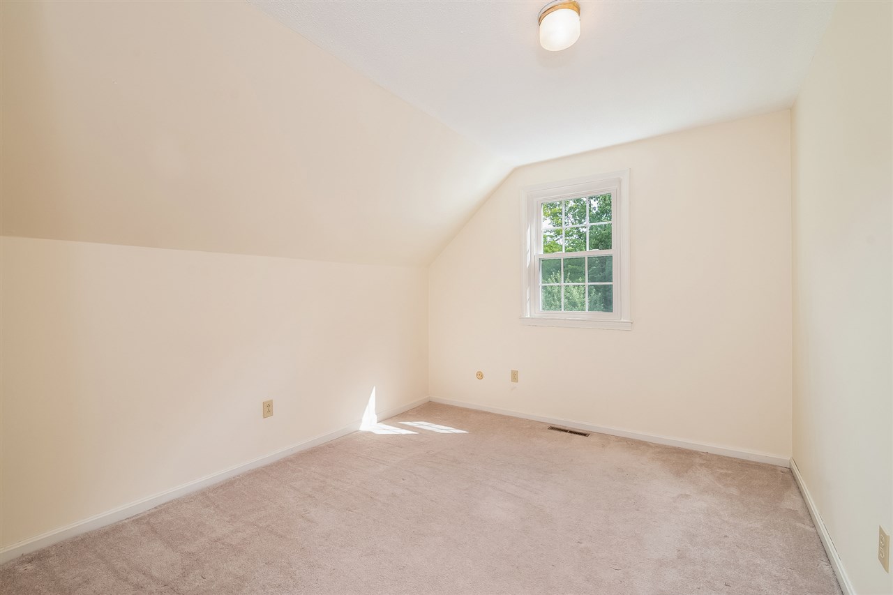 37 Litchfield Road Londonderry, NH 03053 - Photo 26 of 34
