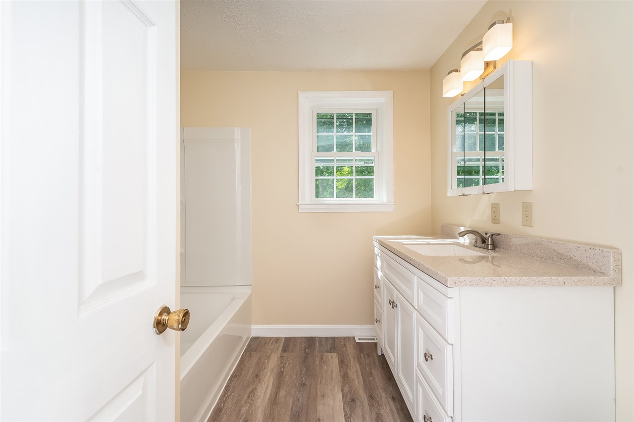 37 Litchfield Road Londonderry, NH 03053 - Photo 29 of 34