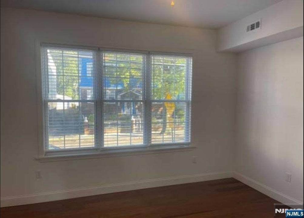 421-423 Leslie Street, Unit 1L Newark, NJ 07112 - Photo 7 of 14 an empty room with a window