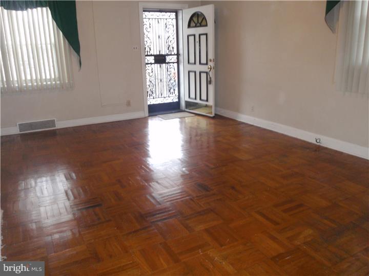518 Holly Road Yeadon, PA 19050 - Photo 6 of 25 Living Room