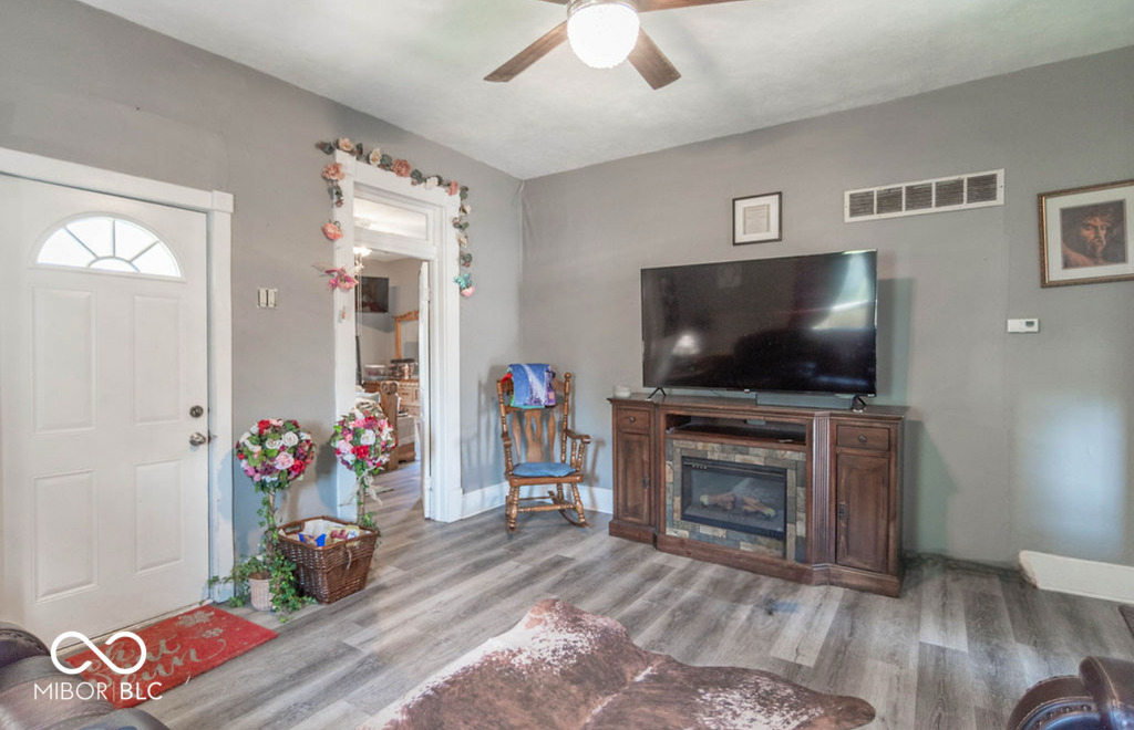 601 Toner Square Edinburgh, IN 46124 - Photo 3 of 20