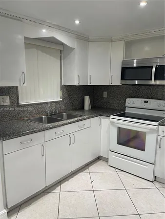 $1,900 | 7505 Southwest 82nd Street, Unit 117, Miami, FL 33143