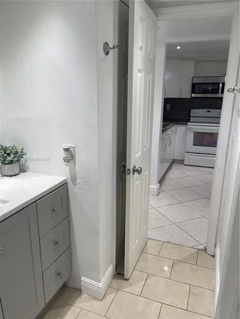 $1,900 | 7505 Southwest 82nd Street, Unit 117, Miami, FL 33143