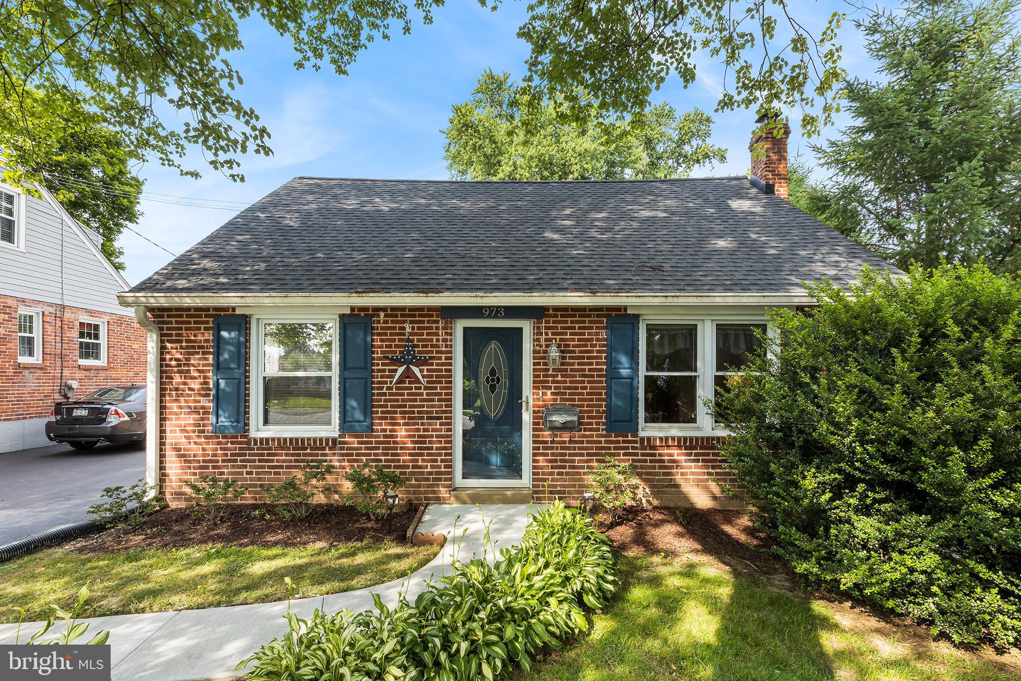 973 Greenbriar Lane Springfield, PA 19064 - Photo 3 of 35