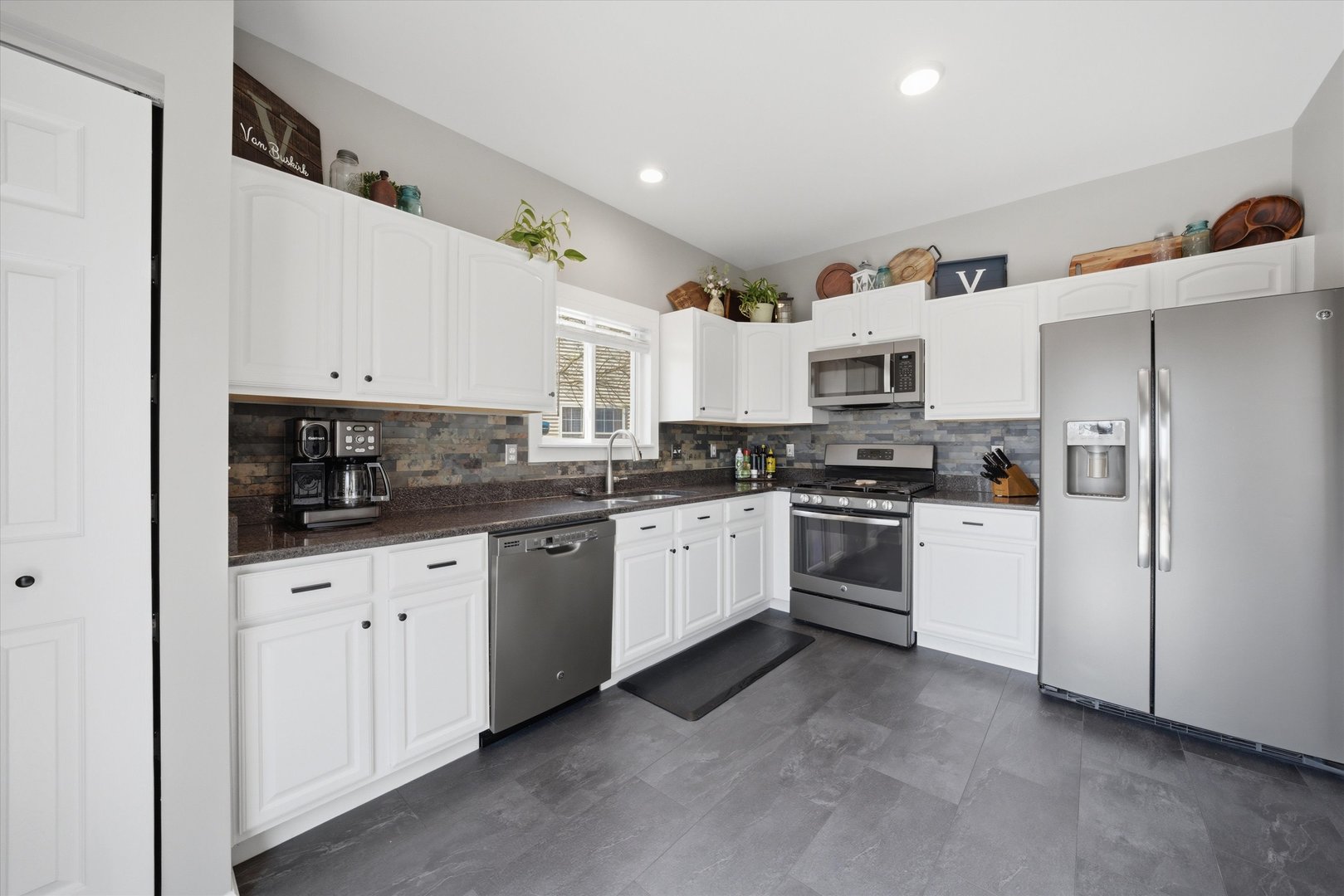 1819 South Wentworth Circle Romeoville, IL 60446 - Photo 12 of 37