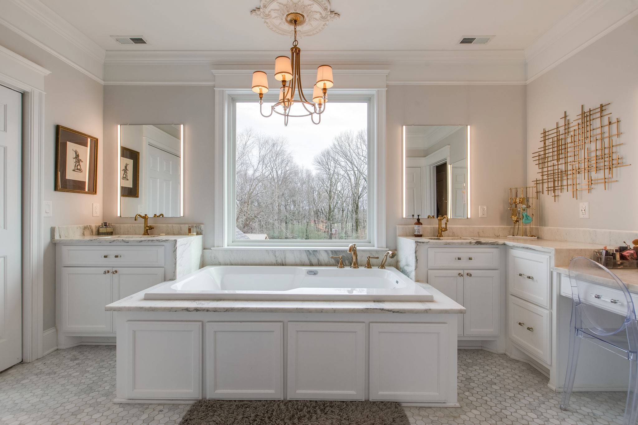4280 Warren Road Franklin, TN 37067 - Photo 36 of 50 a spacious bathroom with sinks mirror and a bathtub