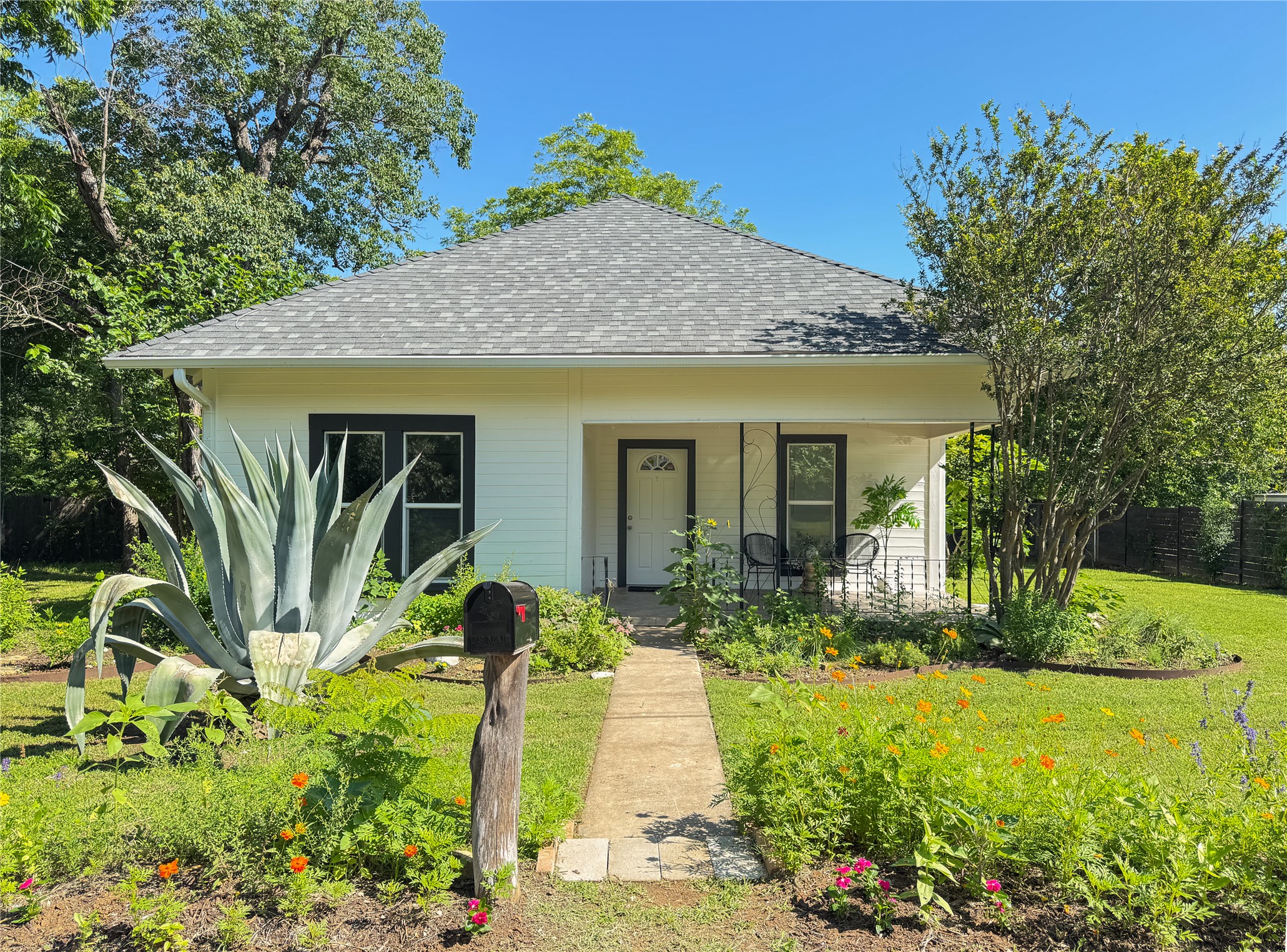 302 East Brenham Street Elgin, TX 78621 - Photo 2 of 38 Curb appeal abounds!