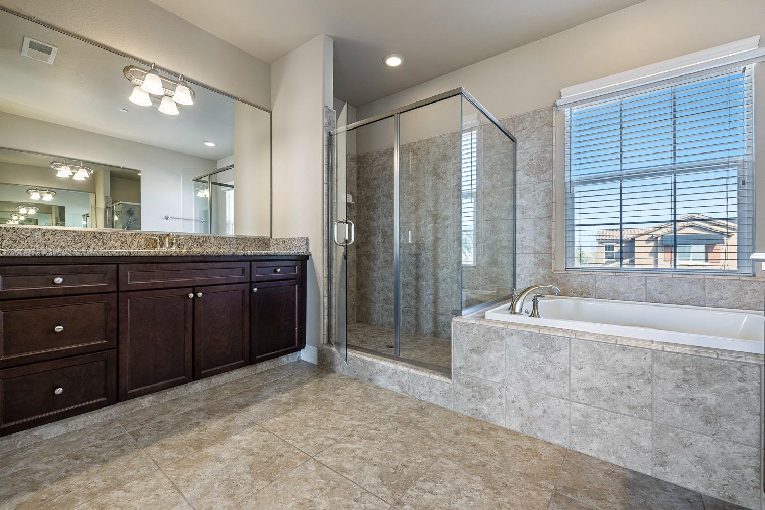 18978 Via Bellagio Friant, CA 93626 - Photo 22 of 85 Main Suite bathroom