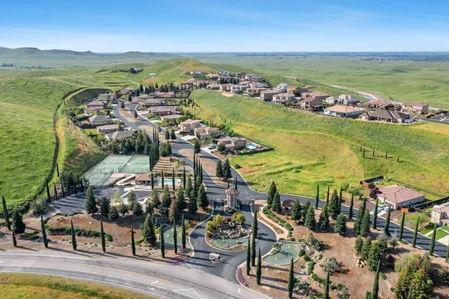 $698,000 | 18978 Via Bellagio, Friant, CA 93626