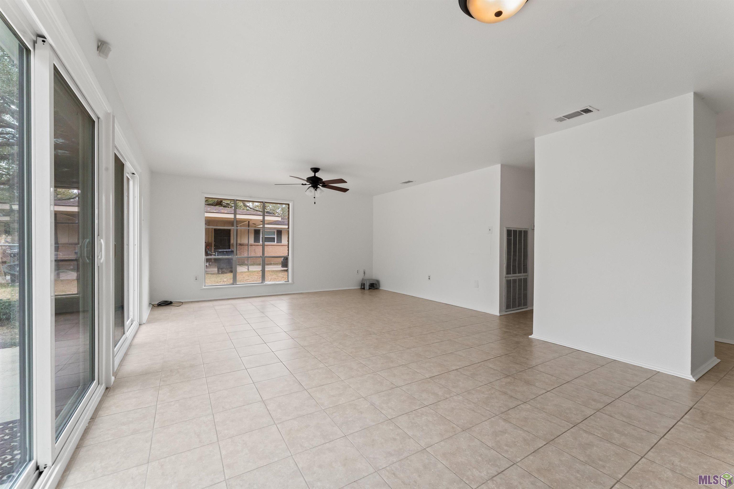 9165 Kingcrest Parkway Baton Rouge, LA 70810 - Photo 3 of 22