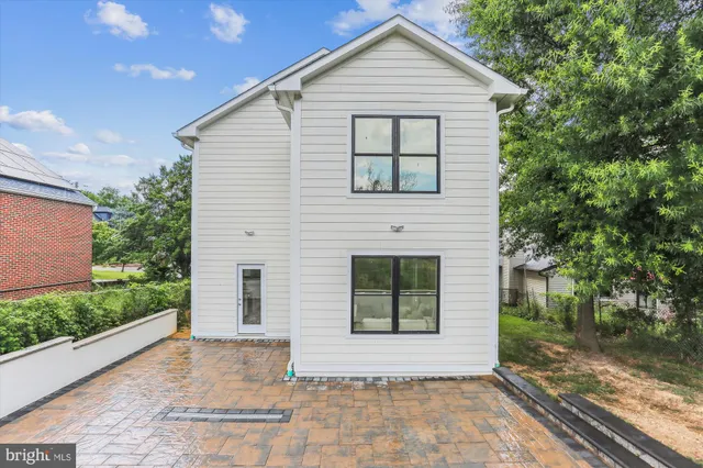 a view of entrance of the house