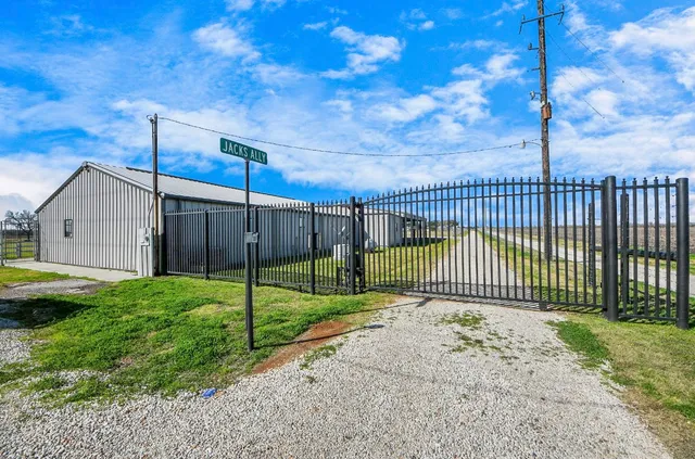 $16,999,999 | 6111 Jacks Ally Lane, Wallis, TX 77485