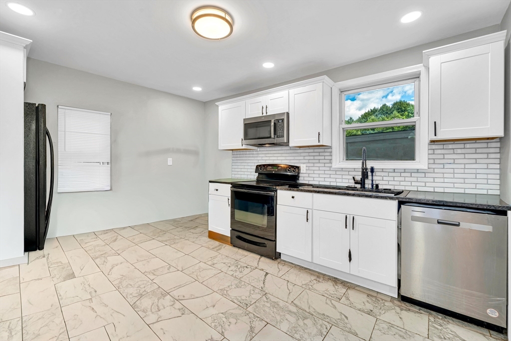 108 Marble Street Springfield, MA 01105 - Photo 5 of 23