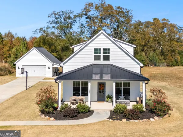 a view of a house with a yard