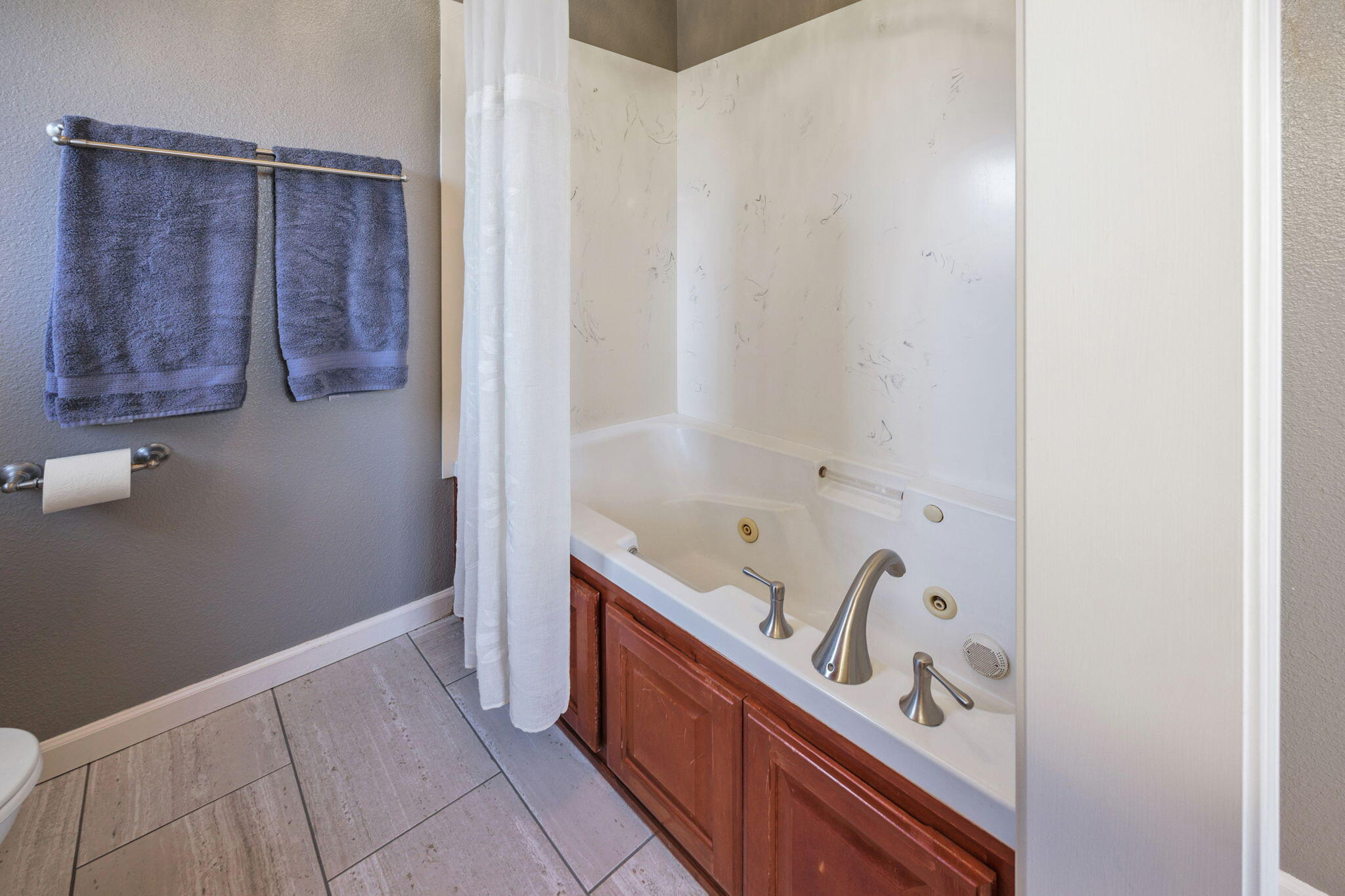 2197 Jeremy Street Central Point, OR 97502 - Photo 38 of 52 Jetted tub