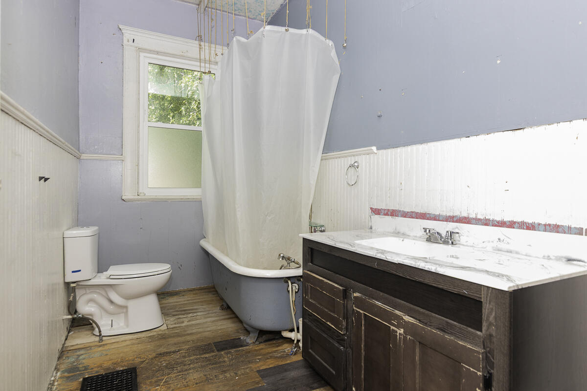205 West Sherwood Street Decatur, MI 49045 - Photo 15 of 21 Bath
