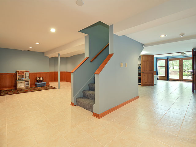 587 Scots Court Inverness, IL 60067 - Photo 14 of 18 a view of a hallway with staircase
