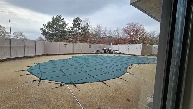 a view of a backyard