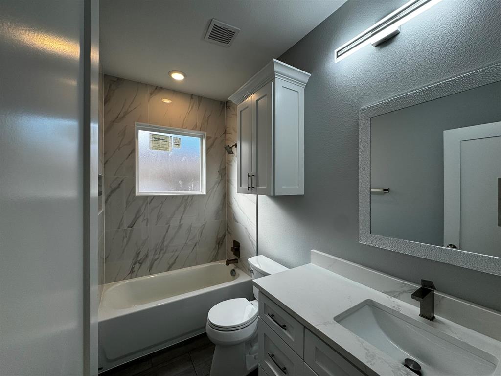 2533 Jonesboro Avenue Dallas, TX 75228 - Photo 21 of 27 a bathroom with a sink mirror toilet and bathtub