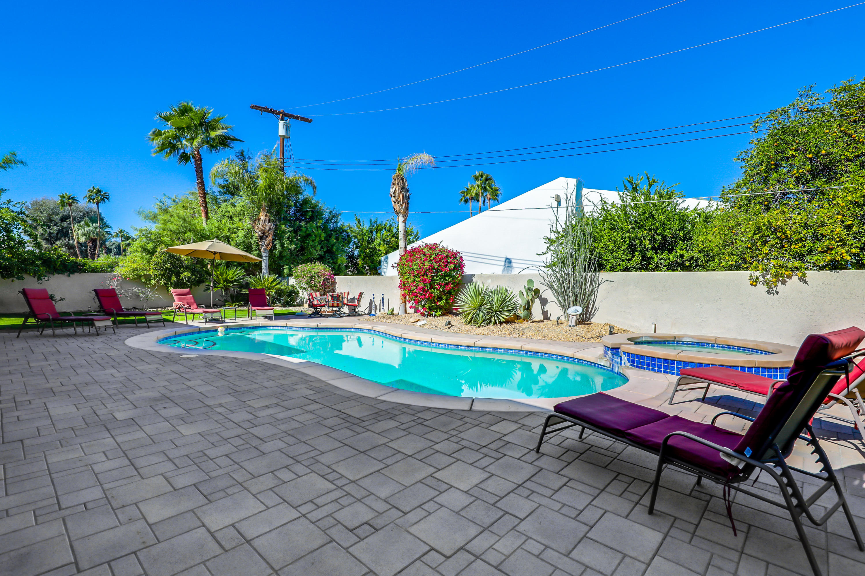78950 Starlight Lane Bermuda Dunes, CA 92203 - Photo 13 of 32 a bench sitting in the middle of a building