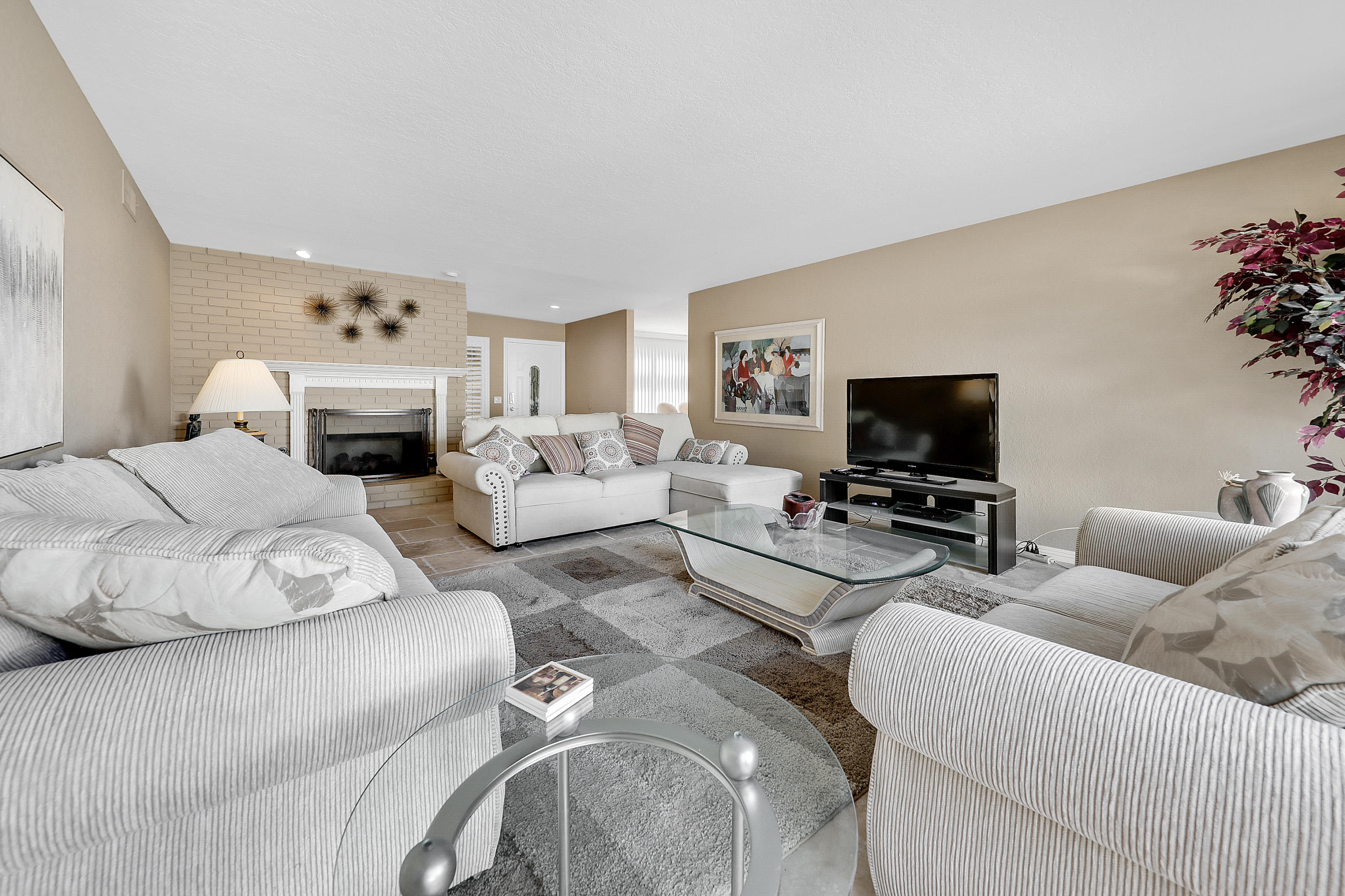 78950 Starlight Lane Bermuda Dunes, CA 92203 - Photo 5 of 32 a living room with furniture and a flat screen tv