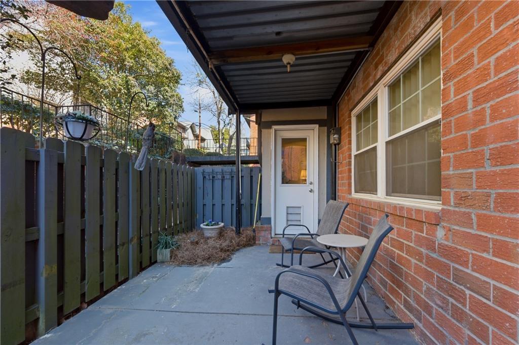 6851 Roswell Road, Unit F15 Atlanta, GA 30328 - Photo 23 of 31 a view of patio with a table and chairs and wooden fence