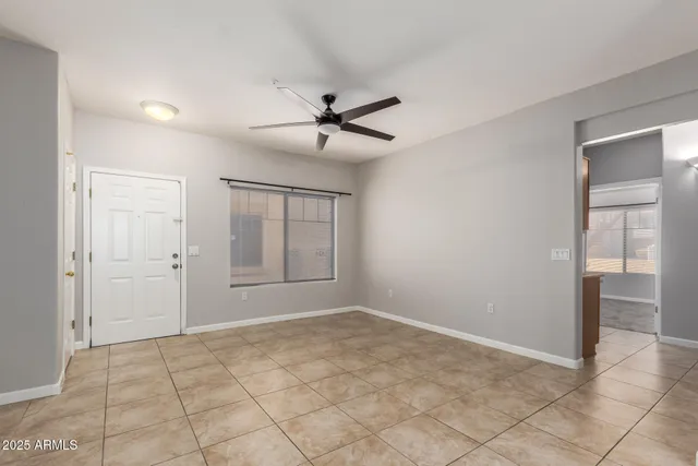 a view of empty room with a ceiling fan