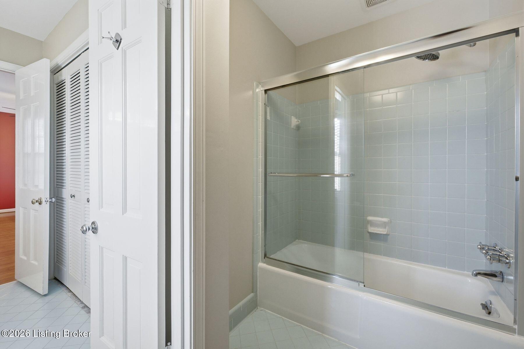 2006 Round Ridge Road Louisville, KY 40207 - Photo 22 of 42 photo_online_022