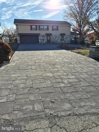 a view of house with a yard