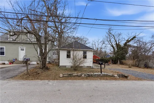 $249,900 | 31 Oakhurst Avenue, Warwick, RI 02889