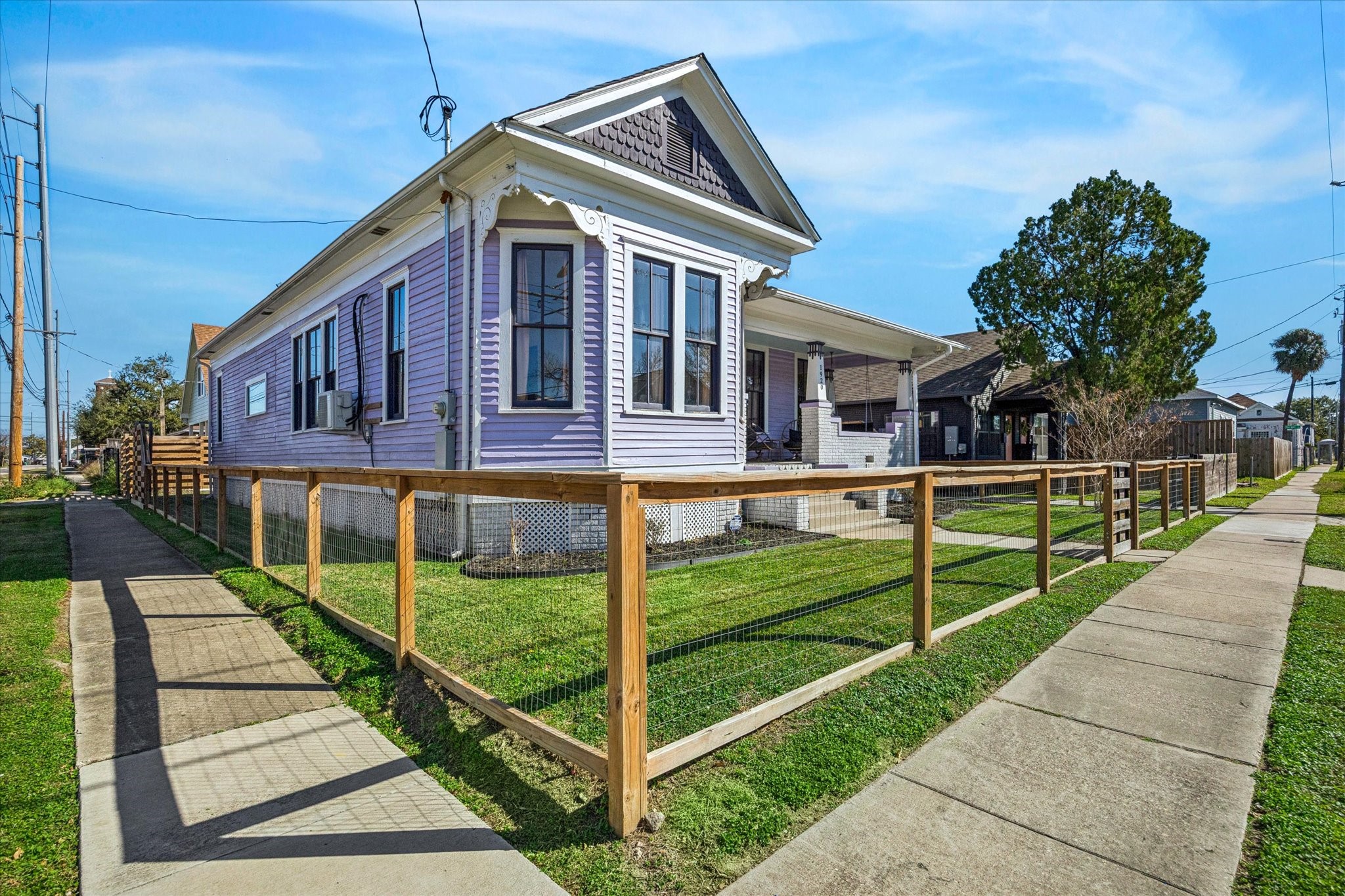 1920 Fulton Street Houston, TX 77009 - Photo 3 of 39 a front view of a house with garden