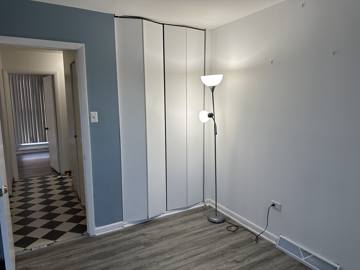 1876 Mannheim Road Des Plaines, IL 60018 - Photo 14 of 19 a view of a livingroom with wooden floor