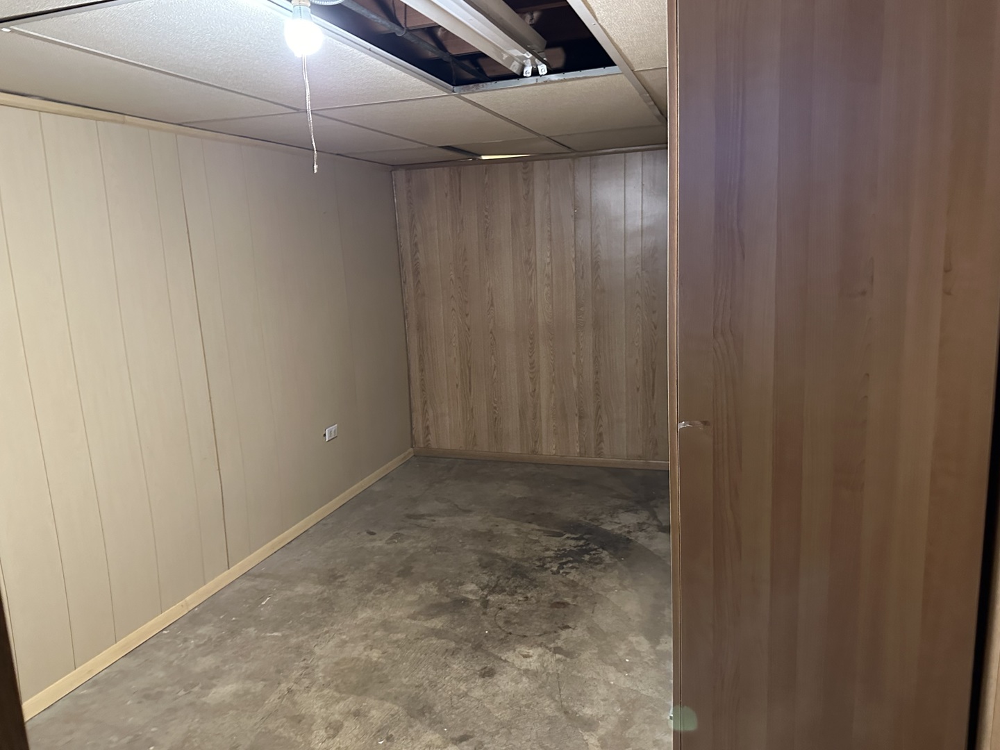 1876 Mannheim Road Des Plaines, IL 60018 - Photo 19 of 19 a view of hallway