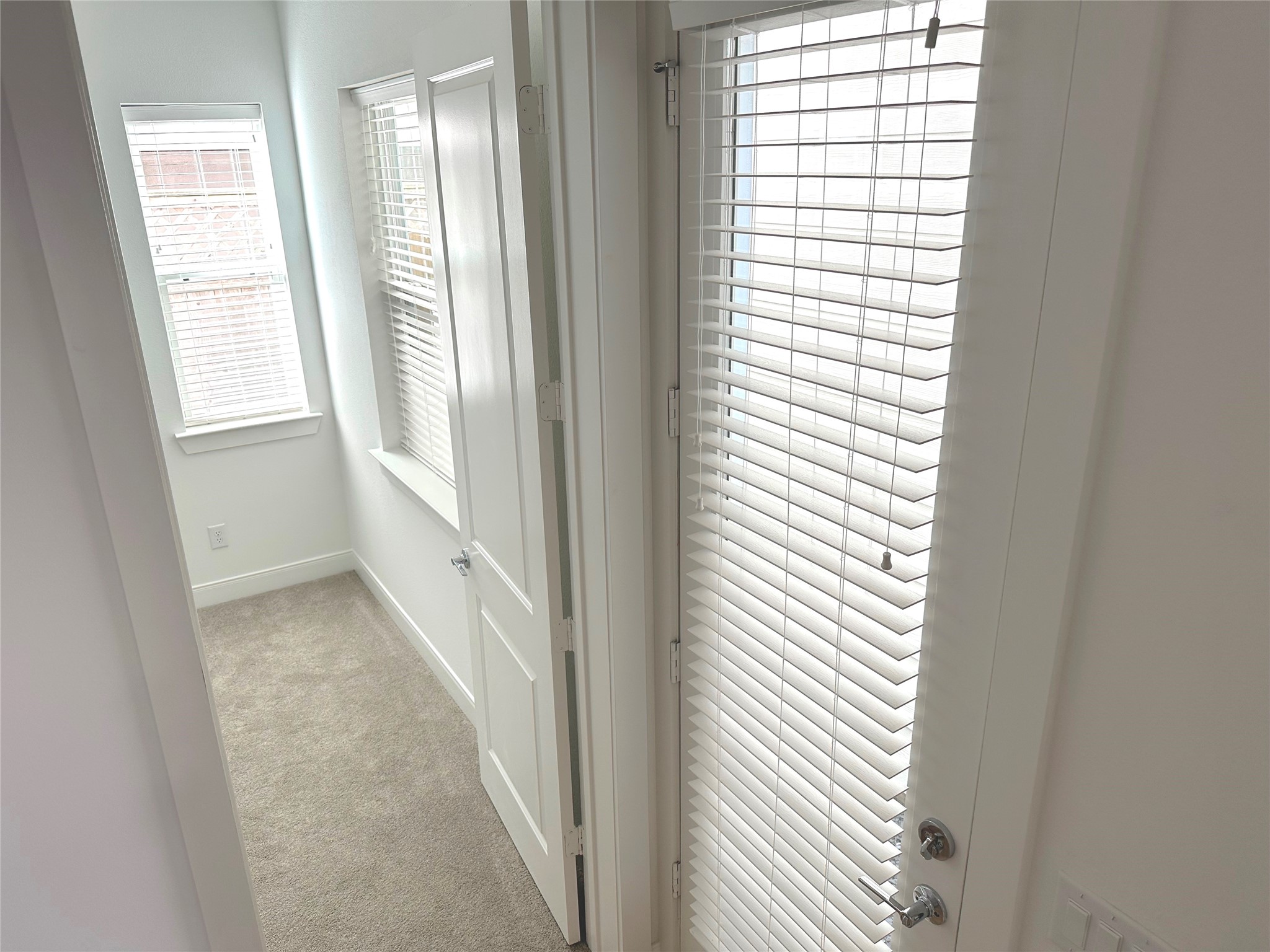 4619 Maxie Street Houston, TX 77007 - Photo 6 of 45 a view of entryway with window