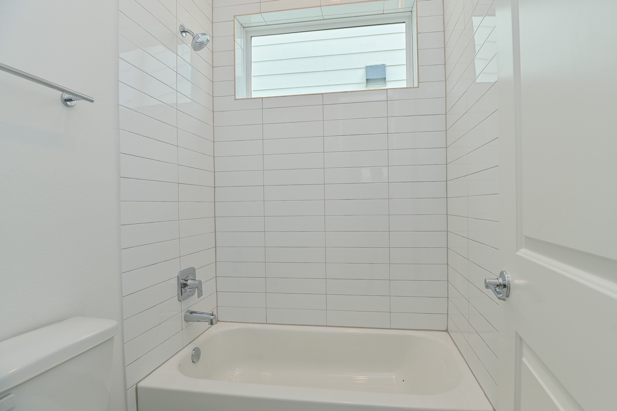 4619 Maxie Street Houston, TX 77007 - Photo 10 of 45 a bathroom with a bathtub