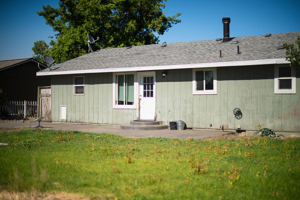 3037 Clearbrook Place Malin, OR 97632 - Photo 27 of 30 a front view of a house with a yard