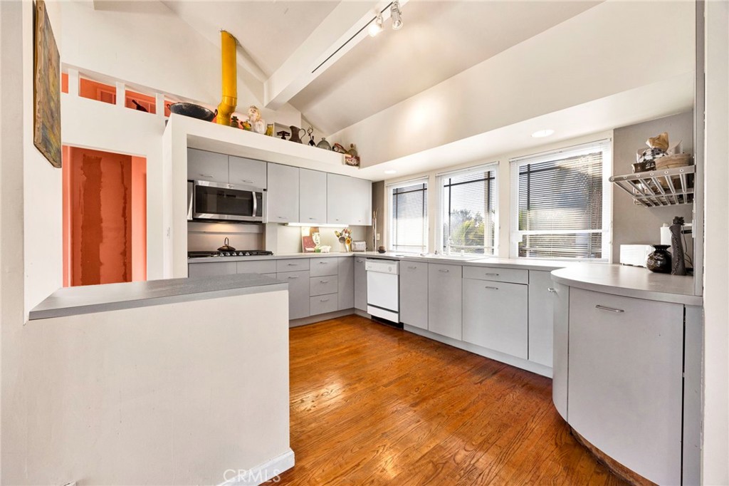 8166 Rhodes Avenue North Hollywood, CA 91605 - Photo 10 of 34