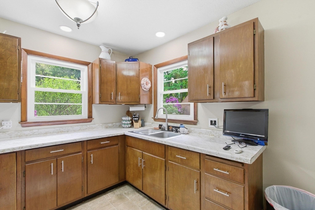 152 Lake Street Middleton, MA 01949 - Photo 10 of 33