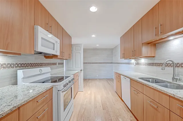 $500,000 | 2001 Holcombe Boulevard, Unit 401, Houston, TX 77030